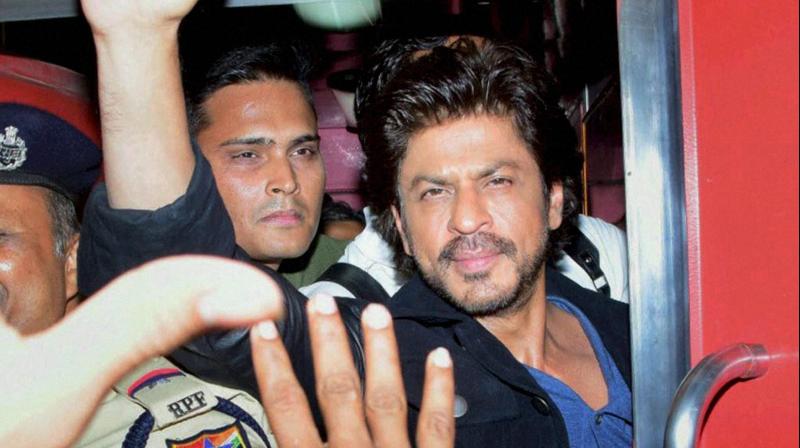 Bollywood actor Shah Rukh Khan travelS from August Kranti express towards Mumbai Central to Delhi in Mumbai. (Photo: PTI) Bollywood actor Shah Rukh Khan travelS from August Kranti express towards Mumbai Central to Delhi in Mumbai. (Photo: PTI)