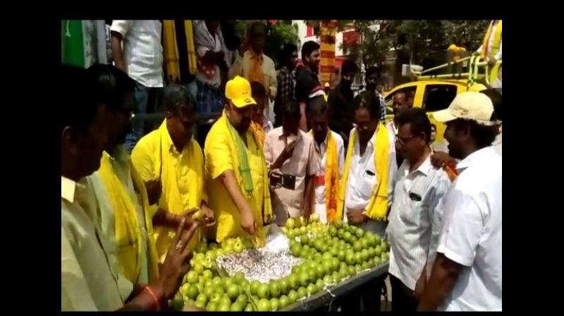 DP leader Maganti Venkateswar Rao, who is contesting in the upcoming Lok Sabha election from Eluru seat, sold guavas for a brief period of time while campaigning in Kaikaluru area on Saturday. (Photo: ANI) DP leader Maganti Venkateswar Rao, who is contesting in the upcoming Lok Sabha election from Eluru seat, sold guavas for a brief period of time while campaigning in Kaikaluru area on Saturday. (Photo: ANI)