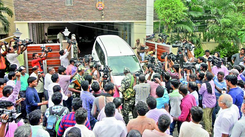 Crowds gather outside the residence of Tamil Nadu Chief Secretary P. Rama Mohana Rao, who had come under I-T scanner in Chennai on Wednesday. (Photo: DC) Crowds gather outside the residence of Tamil Nadu Chief Secretary P. Rama Mohana Rao, who had come under I-T scanner in Chennai on Wednesday. (Photo: DC)