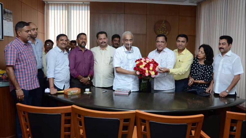 Manohar Parrikar was formally welcomed by BJP MLAs, including Legislative Assembly Speaker Pramod Sawant, ministers Mauvin Godinho, Milind Naik, Nilesh Cabral and ex-MLA Kiran Kandolkar. (Photo: ANI) Manohar Parrikar was formally welcomed by BJP MLAs, including Legislative Assembly Speaker Pramod Sawant, ministers Mauvin Godinho, Milind Naik, Nilesh Cabral and ex-MLA Kiran Kandolkar. (Photo: ANI)