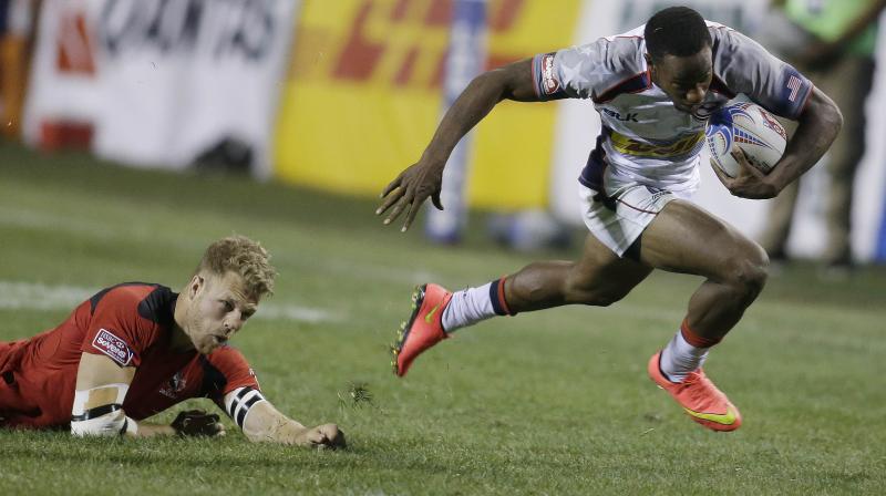 Carlin Isles (R) of the United States sprints past Canadas Werner Kok for a try during the USA Rugby Sevens tournament in Las Vegas, Nevada. AFP Photo