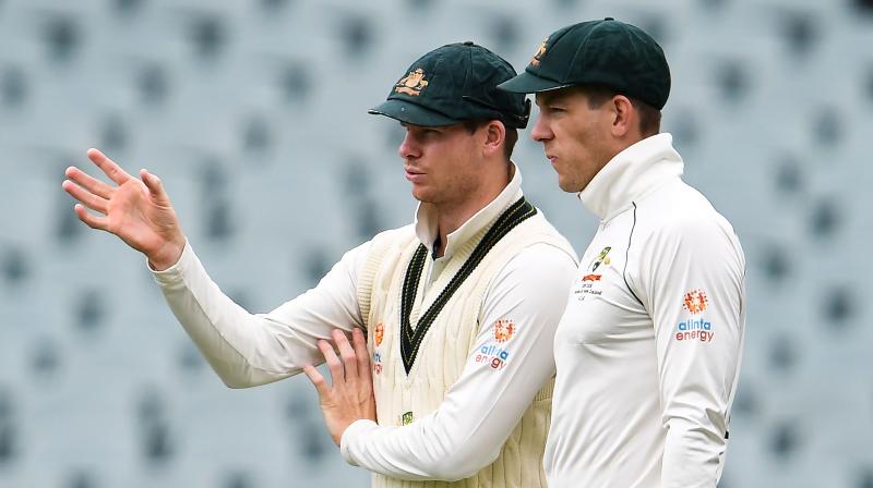 HEALTHY RELATIONSHIP: Current Australian Test captain Tim Paine (R) takes advise from former skipper Steve Smith during a Test match against Pakistan in Adelaide. AFP