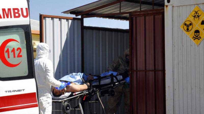 Turkish experts evacuate a victim of a suspected chemical weapons attacks in the Syrian city of Idlib (Photo: AP) Turkish experts evacuate a victim of a suspected chemical weapons attacks in the Syrian city of Idlib (Photo: AP)