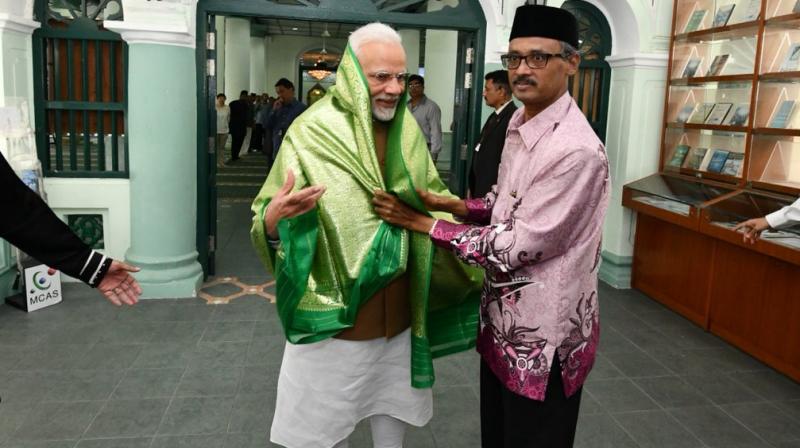 During his visit, Prime Minister Narendra Modi visited the Chulia Mosque, one of the oldest mosques in Singapore. (Photo: Twitter | @narendramodi) During his visit, Prime Minister Narendra Modi visited the Chulia Mosque, one of the oldest mosques in Singapore. (Photo: Twitter | @narendramodi)