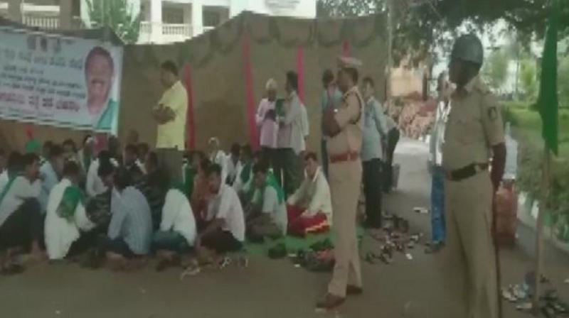 Farmers in Maddur, Mandya also held a protest inside the Water Management Board campus, demanding drinking water for irrigation. (Photo: ANI) Farmers in Maddur, Mandya also held a protest inside the Water Management Board campus, demanding drinking water for irrigation. (Photo: ANI)