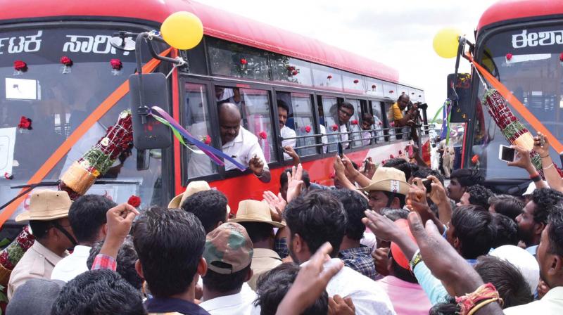 Protesters block Chief Minister H.D. Kumaraswamy’s convoy at the Circuit House on outskirts of Raichur on Wednesday. (KPN) Protesters block Chief Minister H.D. Kumaraswamy’s convoy at the Circuit House on outskirts of Raichur on Wednesday. (KPN)