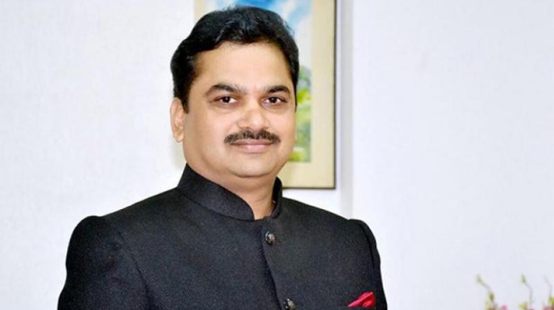 The incident occurred on a stretch of the Solapur-Barshi road when the Maharashtra water conservation minister Ram Shinde was travelling in his car. (Photo: Facebook) The incident occurred on a stretch of the Solapur-Barshi road when the Maharashtra water conservation minister Ram Shinde was travelling in his car. (Photo: Facebook)