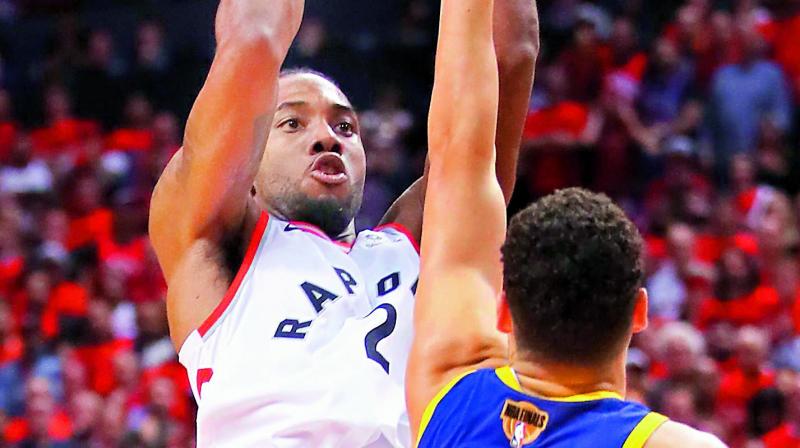 Kawhi Leonard of the Toronto Raptors attempts a shot against Klay Thompson of the Golden State Warriors in the second half during Game Five of the NBA Finals at Scotiabank Arena in Toronto, Canada, on Tuesday. The Warriors won 106-105. (Photo: AFP) Kawhi Leonard of the Toronto Raptors attempts a shot against Klay Thompson of the Golden State Warriors in the second half during Game Five of the NBA Finals at Scotiabank Arena in Toronto, Canada, on Tuesday. The Warriors won 106-105. (Photo: AFP)