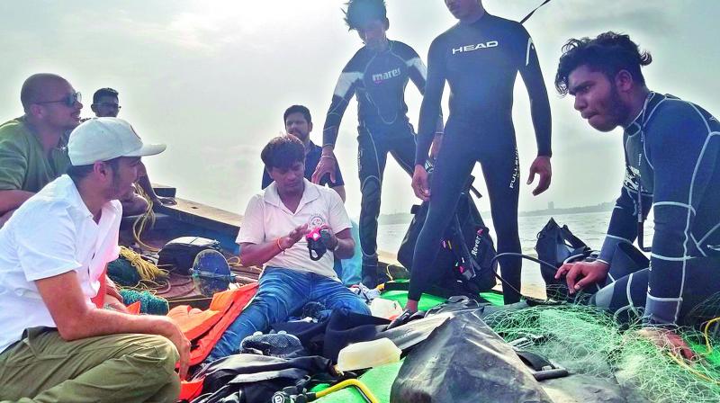 ‘Ocean Lover’ Afroz Shah talks to his team before gearing up to take the plunge into the deep blue sea. ‘Ocean Lover’ Afroz Shah talks to his team before gearing up to take the plunge into the deep blue sea.