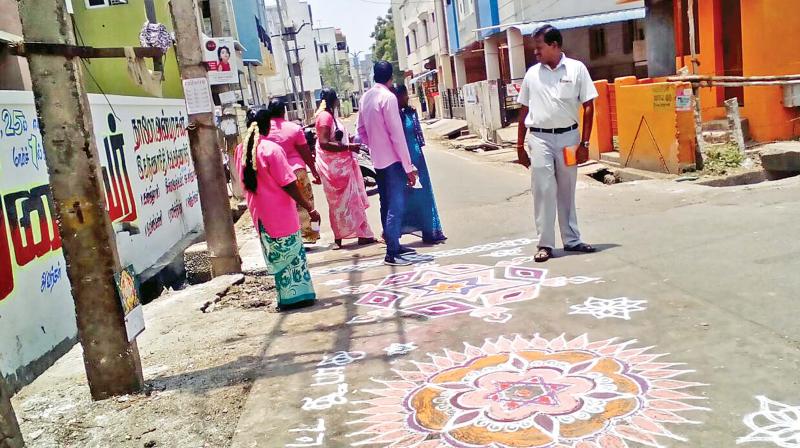 Civic workers of Pammal municipality make Kolam on the roadsides to promote proper waste disposal at Hoses Street (Photo: DC) Civic workers of Pammal municipality make Kolam on the roadsides to promote proper waste disposal at Hoses Street (Photo: DC)
