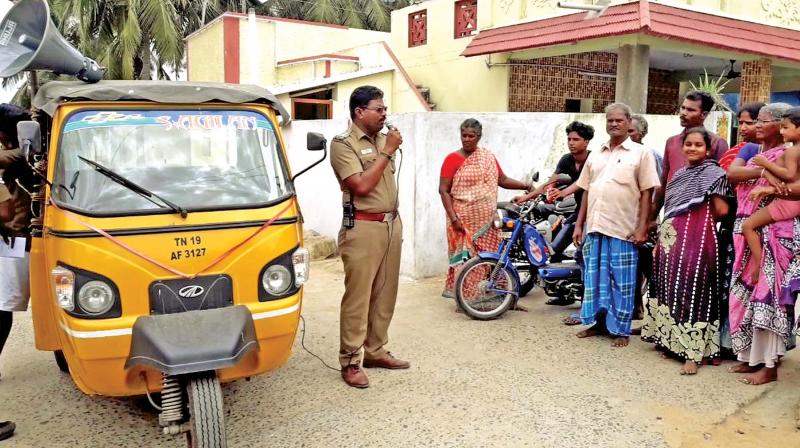 Kancheepuram police personnel make announcements insisting the public not to assault strangers on Thursday (Photo: DC) Kancheepuram police personnel make announcements insisting the public not to assault strangers on Thursday (Photo: DC)