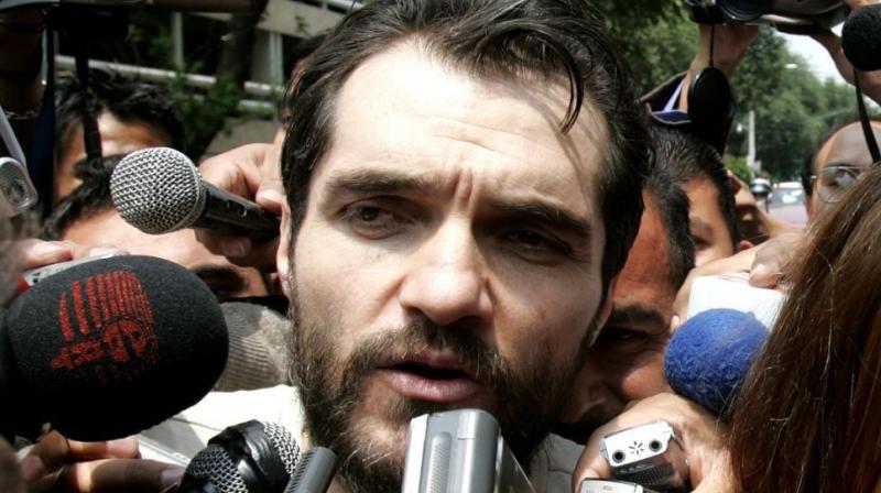 The detained Argentine businessman Carlos Ahumada was filmed in 2004 giving bundles of money to Lopez Obrador’s main ally in the City Council, Rene Bejarano. (Photo: AP) The detained Argentine businessman Carlos Ahumada was filmed in 2004 giving bundles of money to Lopez Obrador’s main ally in the City Council, Rene Bejarano. (Photo: AP)