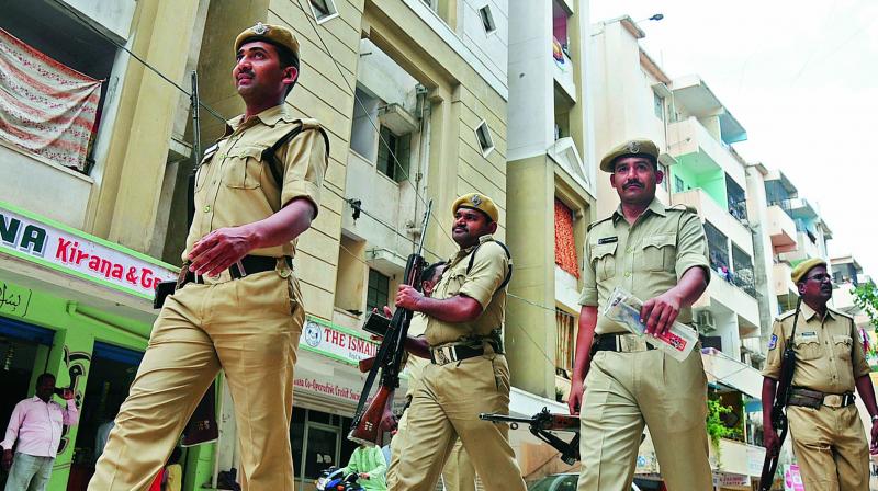 Police personal descended on Happy Homes, Rajendranagar, with reports of Muthoot finance robbers having parked their vehicle there. (Photo:DC) Police personal descended on Happy Homes, Rajendranagar, with reports of Muthoot finance robbers having parked their vehicle there. (Photo:DC)