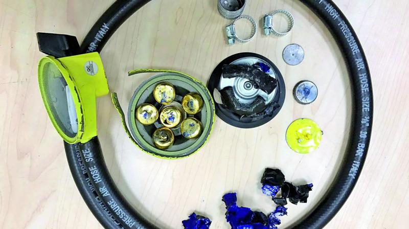 The gas regulator and the gold buttons hid in it. The gas regulator and the gold buttons hid in it.