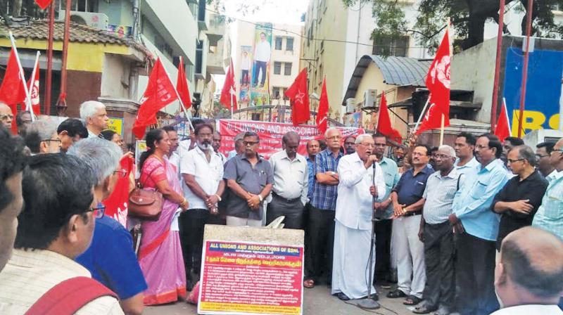 Demonstration at Flower bazaar exchange complex addressed by General secretary Sh. Venkatachalam from Banking sector in support of BSNL strike. Demonstration at Flower bazaar exchange complex addressed by General secretary Sh. Venkatachalam from Banking sector in support of BSNL strike.