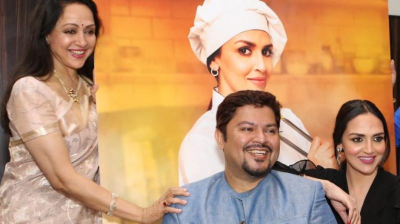 Hema Malini and Esha Deol with 'Cakewalk' director Ram Kamal Mukherjee. Hema Malini and Esha Deol with 'Cakewalk' director Ram Kamal Mukherjee.