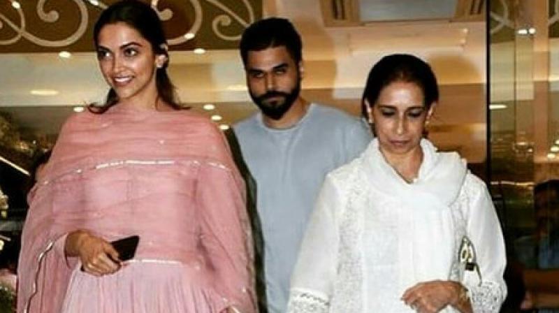 Deepika snapped exiting jewellery store with mother. (Image Courtesy: Instagram/deepikapadukonekarnatakafc) Deepika snapped exiting jewellery store with mother. (Image Courtesy: Instagram/deepikapadukonekarnatakafc)