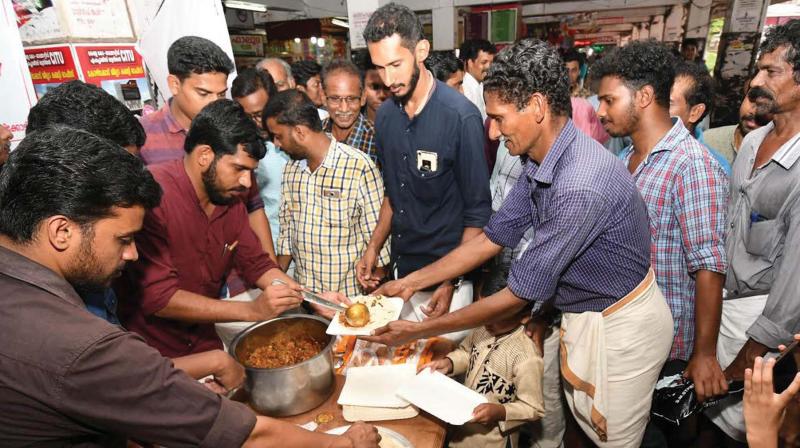 SFI activists serve beef as part of the beef festival organised in protest against Centre's notification banning cattle sale for slaughter at Moffusil Bus stand in Kozhikode on Saturday. (Photo: DC) SFI activists serve beef as part of the beef festival organised in protest against Centre's notification banning cattle sale for slaughter at Moffusil Bus stand in Kozhikode on Saturday. (Photo: DC)
