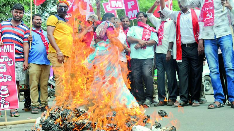 Left parties supporting the RTC employees’ strike burn an effigy at Sundariah Vignanyana Kendram in Hyderabad on Sunday (Photo: DC) Left parties supporting the RTC employees’ strike burn an effigy at Sundariah Vignanyana Kendram in Hyderabad on Sunday (Photo: DC)