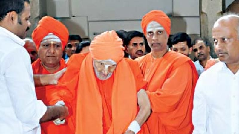 Sri Shivakumara Swami of Siddaganga Matha in Tumakuru leaves for a hospital in Chennai on Friday (Photo: KPN) Sri Shivakumara Swami of Siddaganga Matha in Tumakuru leaves for a hospital in Chennai on Friday (Photo: KPN)