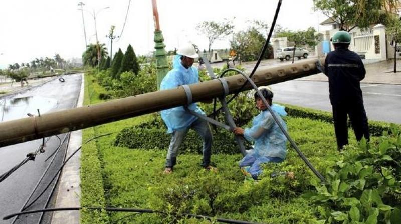 Workers repair a fallen electricity pole in the central province of Phu Yen, Vietnam on Saturday after Typhoon Damrey slammed the country's south-central coast. (Photo: AP) Workers repair a fallen electricity pole in the central province of Phu Yen, Vietnam on Saturday after Typhoon Damrey slammed the country's south-central coast. (Photo: AP)