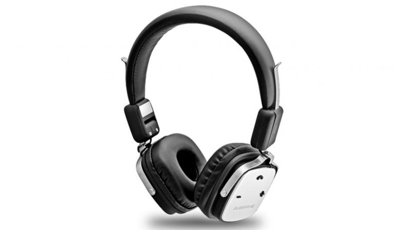 The headphones are powered by a 450mAh Lithium Ion battery and come with fast charging feature. The headphones are powered by a 450mAh Lithium Ion battery and come with fast charging feature.