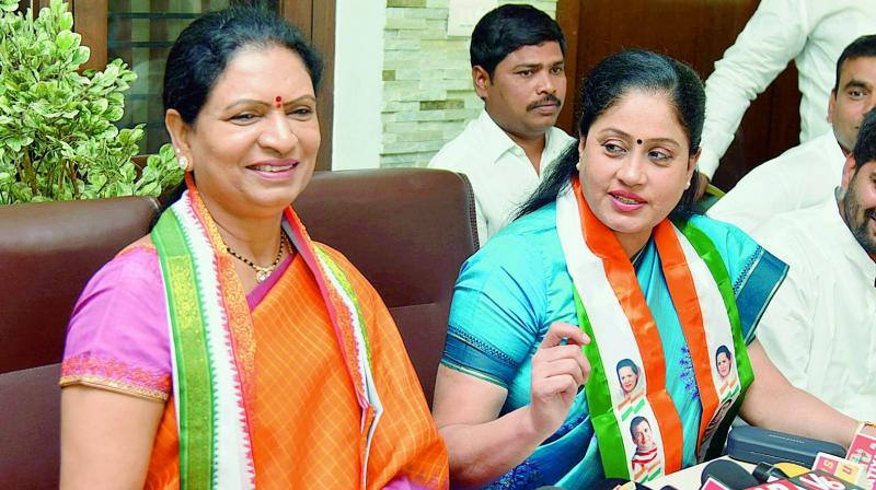 Former minister D.K. Aruna and TPCC campaign committee chairperson Vijayashanti along other Congress leader address mediapersons at Jubilee Hills on Monday. (S. Surender Reddy) Former minister D.K. Aruna and TPCC campaign committee chairperson Vijayashanti along other Congress leader address mediapersons at Jubilee Hills on Monday. (S. Surender Reddy)