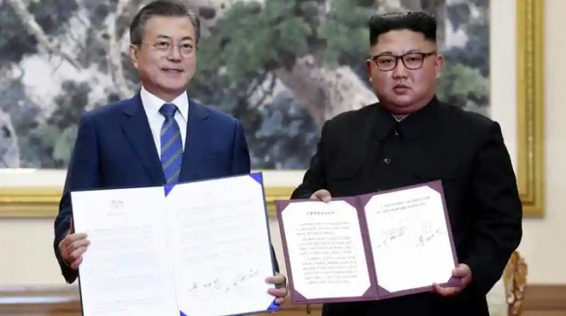 South Korean president Moon Jae-in and North Korean leader Kim Jong Un hold documents after signing at the Paekhwawon State Guesthouse in Pyongyang, North Korea, on September 19, 2018. (Photo: AP) South Korean president Moon Jae-in and North Korean leader Kim Jong Un hold documents after signing at the Paekhwawon State Guesthouse in Pyongyang, North Korea, on September 19, 2018. (Photo: AP)