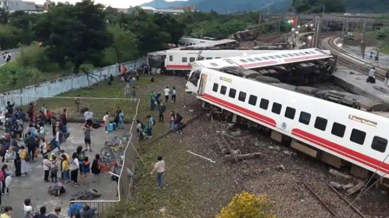The government said the train had been carrying 366 people, and the Central News Agency said more than 30 were still trapped on board. (Photo: AP) The government said the train had been carrying 366 people, and the Central News Agency said more than 30 were still trapped on board. (Photo: AP)