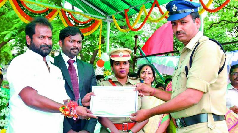 On Independence Day, the home department appreciated Palle Thirupati Reddy’s services and awarded him the ‘Best Constable’ award. He also received a citation from TS minister V. Srinivas Goud. On Independence Day, the home department appreciated Palle Thirupati Reddy’s services and awarded him the ‘Best Constable’ award. He also received a citation from TS minister V. Srinivas Goud.