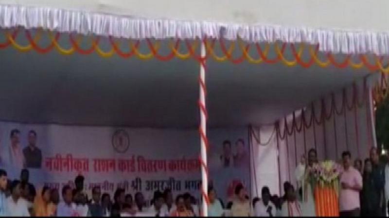 Congress MLA Brihaspat Singh on Wednesday said cheating with farmers will not be tolerated even if we need to 'beat officials with shoes'. (Photo: ANI) Congress MLA Brihaspat Singh on Wednesday said cheating with farmers will not be tolerated even if we need to 'beat officials with shoes'. (Photo: ANI)