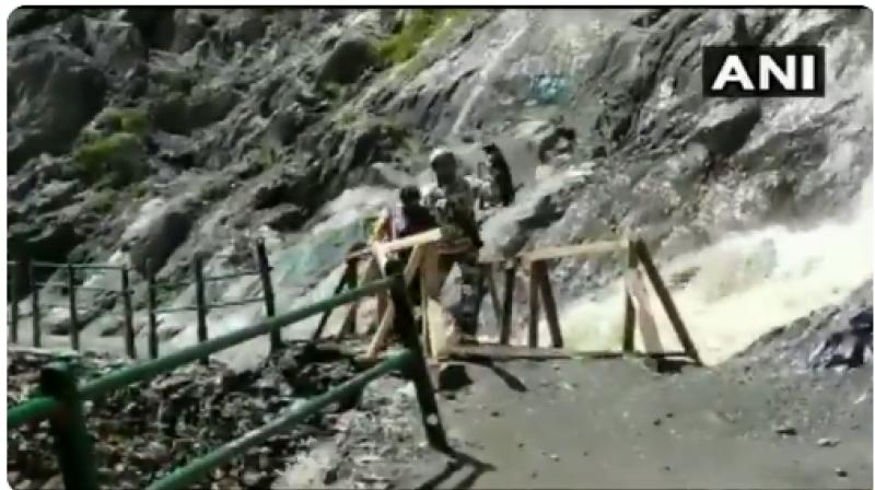 The videos shared by ITBP show soldiers braving falling stones under a high altitude waterfall so that the yatris are able to pass through easily. (Photo: Twitter I ANI) The videos shared by ITBP show soldiers braving falling stones under a high altitude waterfall so that the yatris are able to pass through easily. (Photo: Twitter I ANI)