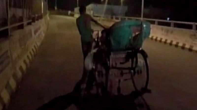 The relatives had to carry the body to the city hospital in rickshaw for postmortem. (Photo: Twitter | ANI) The relatives had to carry the body to the city hospital in rickshaw for postmortem. (Photo: Twitter | ANI)