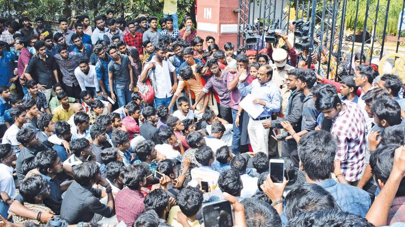 Anna University registrar J. Kumar addressing the protesting engineering students outside the university campus in Guindy on Friday. (Image DC) Anna University registrar J. Kumar addressing the protesting engineering students outside the university campus in Guindy on Friday. (Image DC)