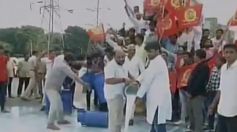 Authorities tried to control the situation but to no avail, as the livid farmers continued to waste milk. (Photo: ANI/Twitter) Authorities tried to control the situation but to no avail, as the livid farmers continued to waste milk. (Photo: ANI/Twitter)