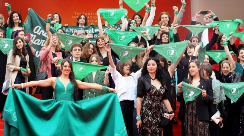 Filmmaker Pedro Almodovar and actress Penelope Cruz also supported the movement, wearing the famous green scarf, a few hours before this mobilisation, according to photos published by The Family Planning and the Women's Foundation on social networks. (Photo: AFP) Filmmaker Pedro Almodovar and actress Penelope Cruz also supported the movement, wearing the famous green scarf, a few hours before this mobilisation, according to photos published by The Family Planning and the Women's Foundation on social networks. (Photo: AFP)