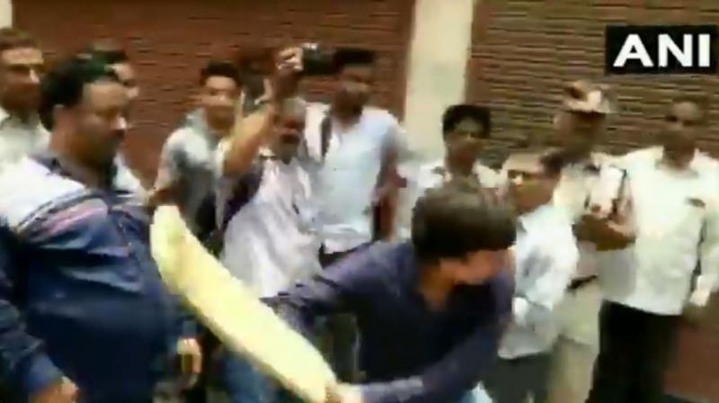 The officers were in the area for an anti-encroachment drive. (Photo: ANI) The officers were in the area for an anti-encroachment drive. (Photo: ANI)