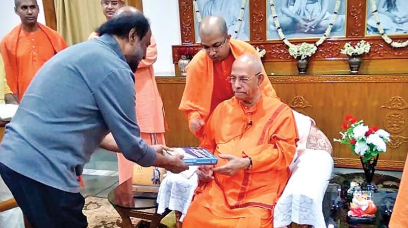 Rajinikanth paying respects to Swami Smaranananda Maharaj at Belur Math. Rajinikanth paying respects to Swami Smaranananda Maharaj at Belur Math.