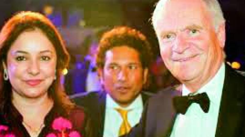English novelist Jeffrey Archer (right) is all smiles as he poses with Indian cricket legend Sachin Tendulkar and his wife Anjali in this file photo. English novelist Jeffrey Archer (right) is all smiles as he poses with Indian cricket legend Sachin Tendulkar and his wife Anjali in this file photo.
