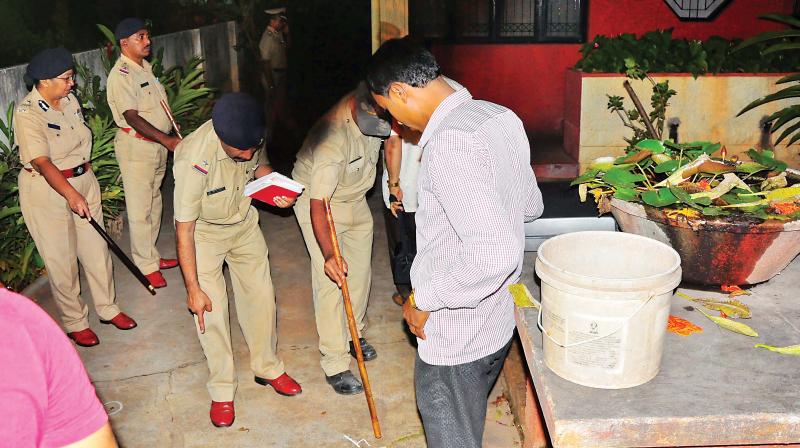 A file photo of the police looking for evidence at the house of Gauri Lankesh on the night after she was murdered (Photo:DC) A file photo of the police looking for evidence at the house of Gauri Lankesh on the night after she was murdered (Photo:DC)