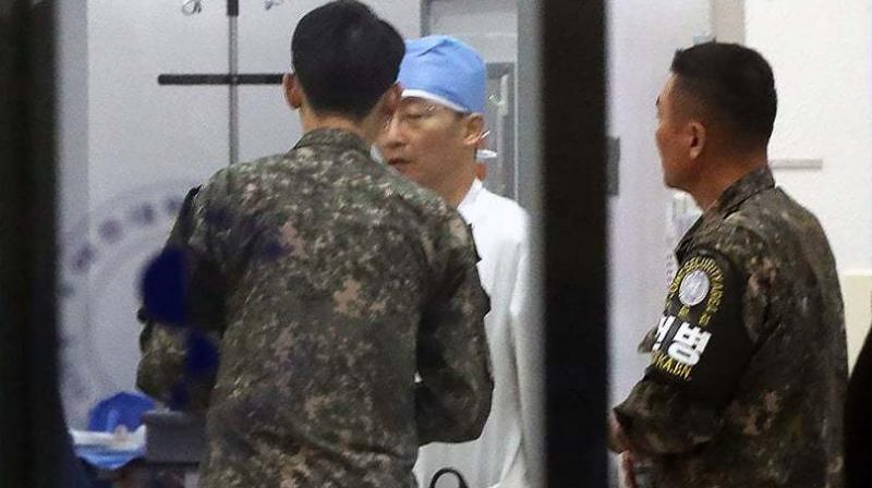 South Korean military officers, wearing armbands of the Joint Security Area of Panmunjom, talk with a doctor at a hospital in Suwon, south of Seoul. (Photo: AFP) South Korean military officers, wearing armbands of the Joint Security Area of Panmunjom, talk with a doctor at a hospital in Suwon, south of Seoul. (Photo: AFP)