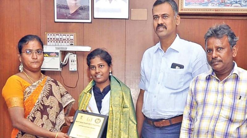 Tiruvallur Collector >>> Mageswari Ravikumar gives away the `Ambassador for the welfare of girl children’ certificate to Ms Vendam. Vendam’s father Asokan (extreme right) is also seen. (DC) Tiruvallur Collector >>> Mageswari Ravikumar gives away the `Ambassador for the welfare of girl children’ certificate to Ms Vendam. Vendam’s father Asokan (extreme right) is also seen. (DC)