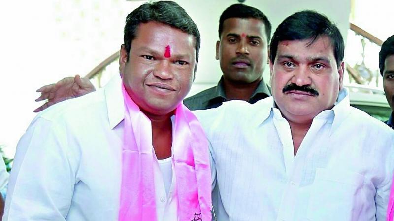 Minister Mahender Reddy with one of the sons of Satyanarayana Reddy, absconding builder of the structure that collapsed in Nanakramguda. Minister Mahender Reddy with one of the sons of Satyanarayana Reddy, absconding builder of the structure that collapsed in Nanakramguda.