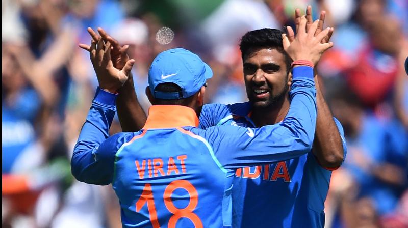 Indias Ravichandran Ashwin (C) celebrates with Indias captain Virat Kohli (L) the wicket of South Africas Hashim Amla during the ICC Champions Trophy match between South Africa and India at The Oval in London on June 11, 2017. (AFP PHOTO)