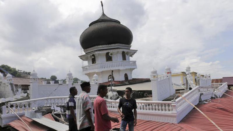Men inspect a collapsed mosque after an earthquake in Pidie Jaya, Aceh province, Indonesia. (Photo: AP) Men inspect a collapsed mosque after an earthquake in Pidie Jaya, Aceh province, Indonesia. (Photo: AP)