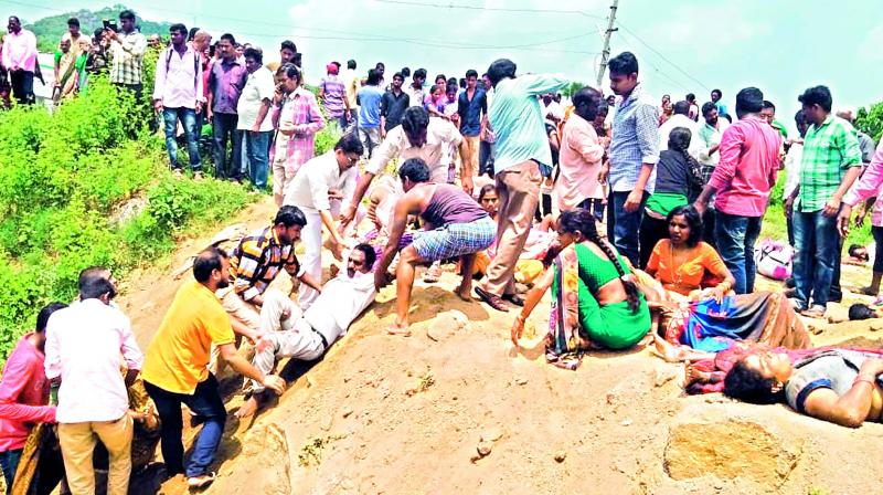 Bystanders help the injured persons at the accident site. (Photo: DC) Bystanders help the injured persons at the accident site. (Photo: DC)