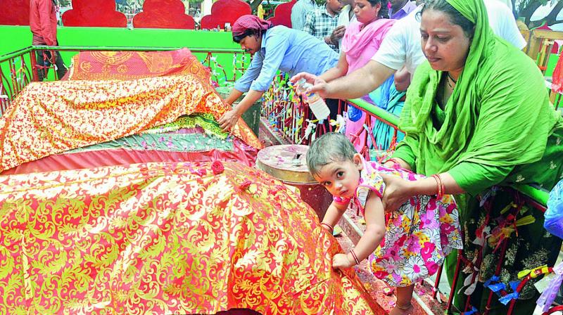 Devotees offering prayers at Bharashaeed Darga in Nellore city on Thursday as part of Roti festival. Devotees offering prayers at Bharashaeed Darga in Nellore city on Thursday as part of Roti festival.