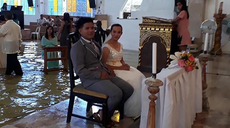 Guests were photographed barefoot, including children who were afraid to slip (Photo: AFP) Guests were photographed barefoot, including children who were afraid to slip (Photo: AFP)