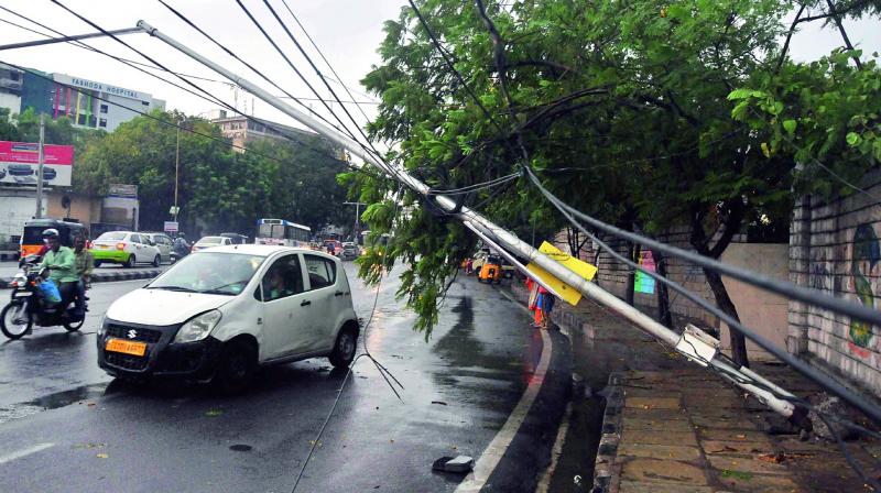 As winds hit the city, a street light falls off posing a threat to commuters near Secunderabad on Thursday. (Image: DC) As winds hit the city, a street light falls off posing a threat to commuters near Secunderabad on Thursday. (Image: DC)