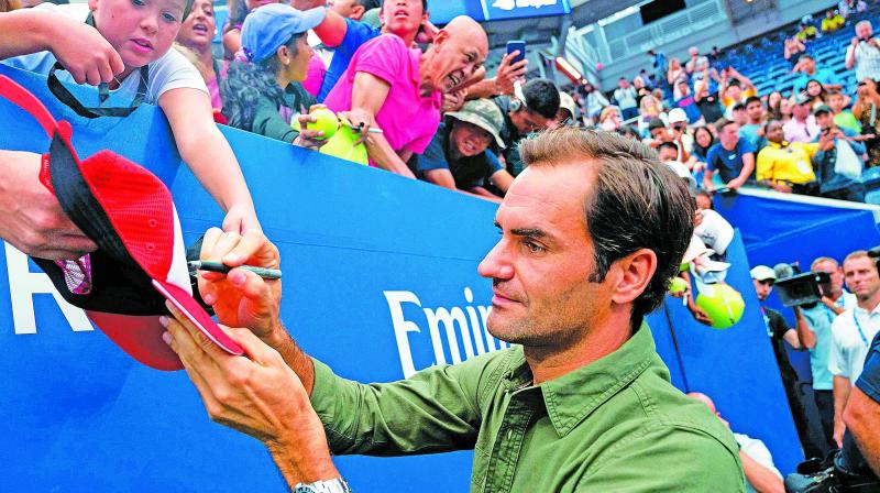 Roger Federer obliges autograph hunters during a training session ahead of the US Open. (Photo: AFP) Roger Federer obliges autograph hunters during a training session ahead of the US Open. (Photo: AFP)